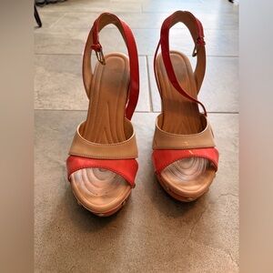 Isola wedge heels. Rubber sole. Salmon and beige patent leather colors. Size 8.